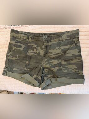 Sanctuary Olive Green Camo Roll-Up Shorts